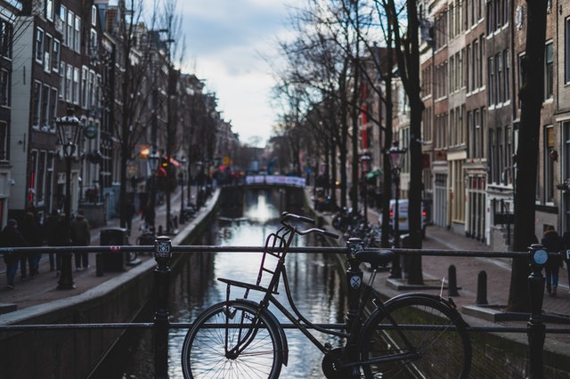 Fiets aan de gracht van Amsterdam